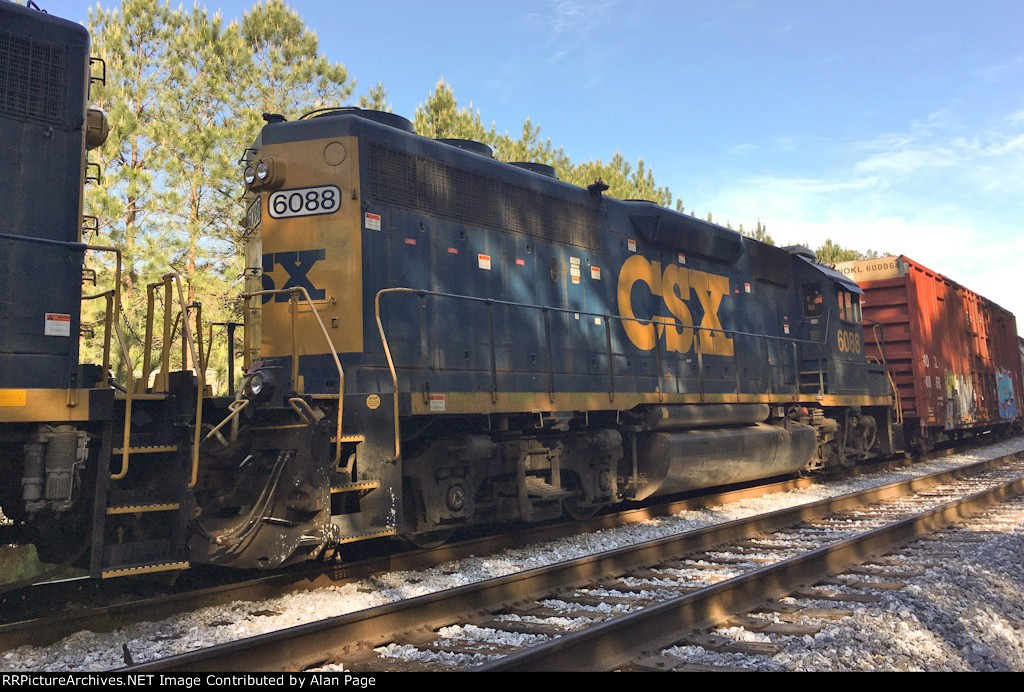 CSX 6088 lays over